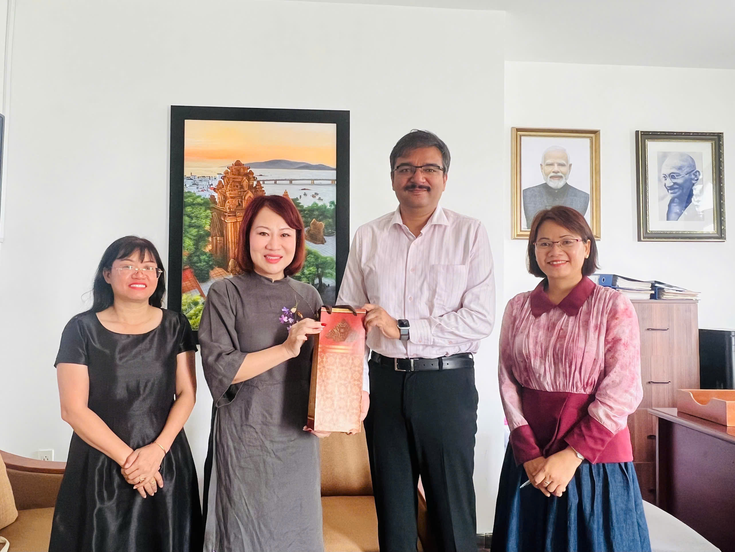 Ban Chủ nhiệm Khoa Đông phương học – Nhật Bản học làm việc tại Tổng Lãnh sự quán Ấn Độ tại TP.HCM