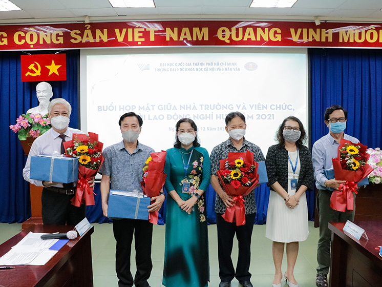 Nhiều cảm xúc trong buổi họp mặt tri ân viên chức, người lao động nghỉ hưu năm 2021
