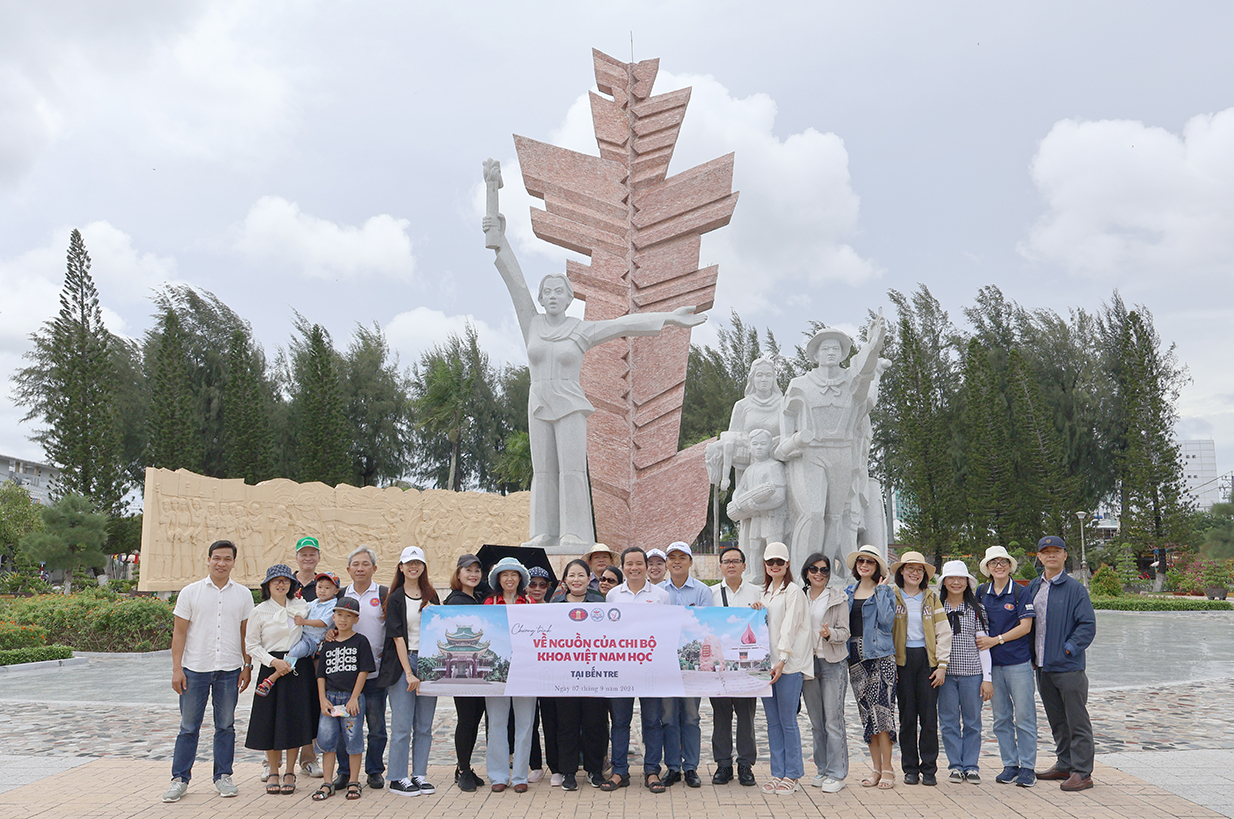 Hành trình về nguồn của Chi bộ Khoa Việt Nam học tại tỉnh Bến Tre