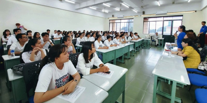 Khoa Văn hóa học gặp gỡ Tân sinh viên k13