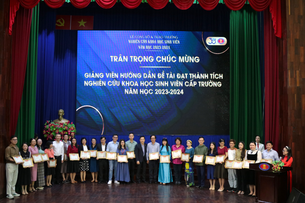 Lễ trao thưởng nghiên cứu khoa học sinh viên năm học 2023-2024
