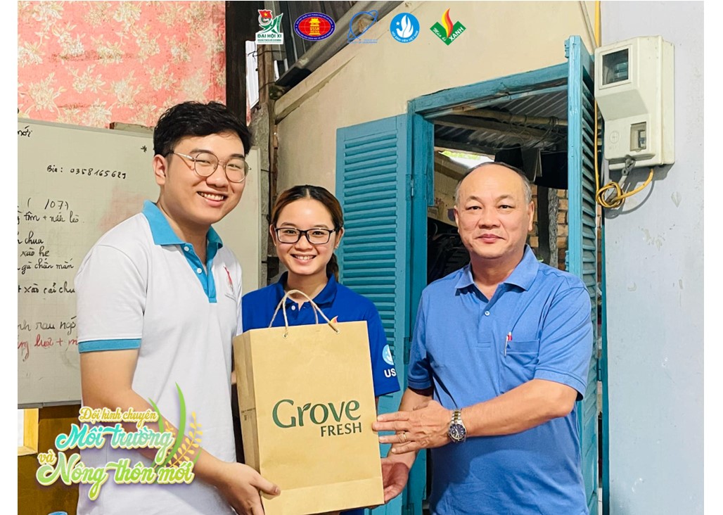 Thăm hỏi chiến sĩ mùa hè xanh đội hình chuyên Môi trường và Nông thôn mới