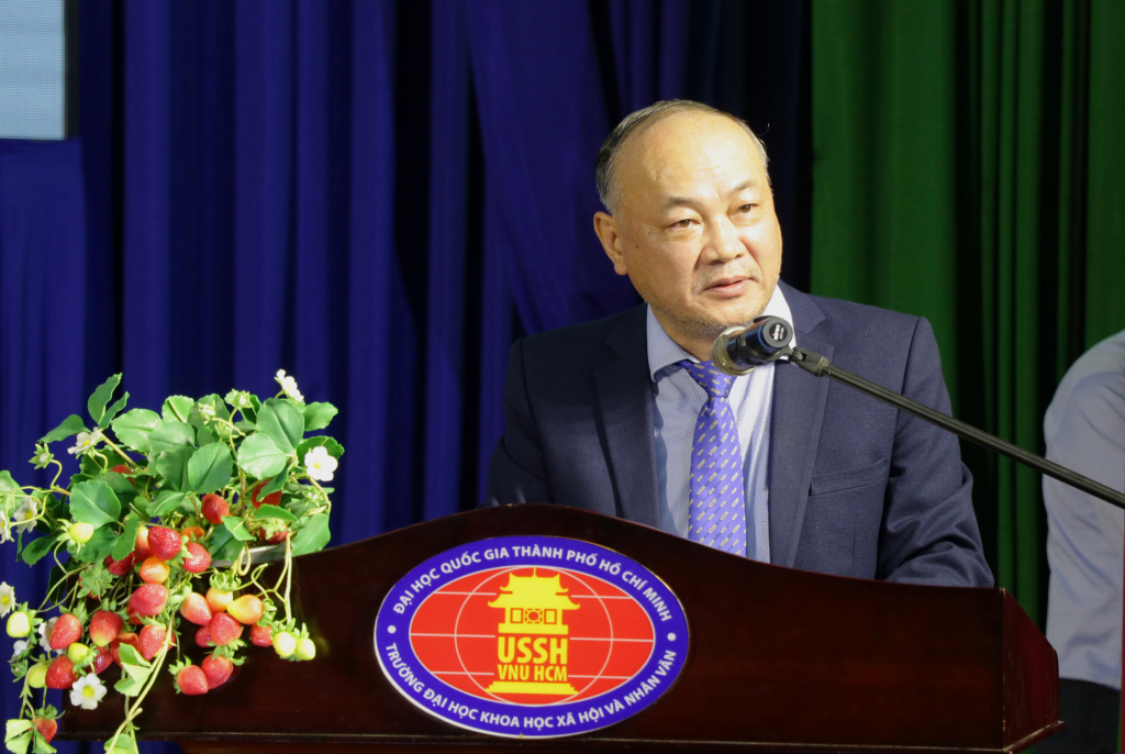 TS. Phan Thanh Định gửi lời cảm ơn đến toàn thể nữ cán bộ, viên chức và người lao động Nhà trường - Ảnh: Mỹ Hân