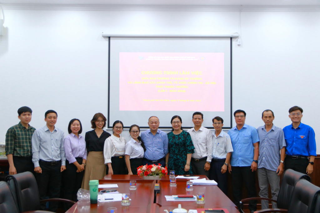 Tập thể chụp hình lưu niệm sau buổi làm việc - Ảnh: Phạm Trí