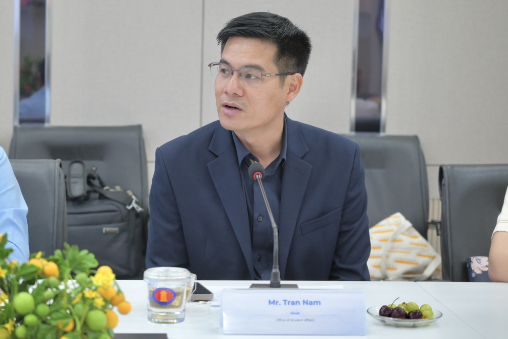 ThS. Trần Nam khuyến khích sinh viên bước ra thế giới thông qua chương trình "Global USSH" để các bạn có cơ hội trải nghiệm văn hóa và thắt chặt tình hữu nghị trực tiếp với các đối tác quốc tế như Indonesia - Ảnh: Ý NGUYỄN