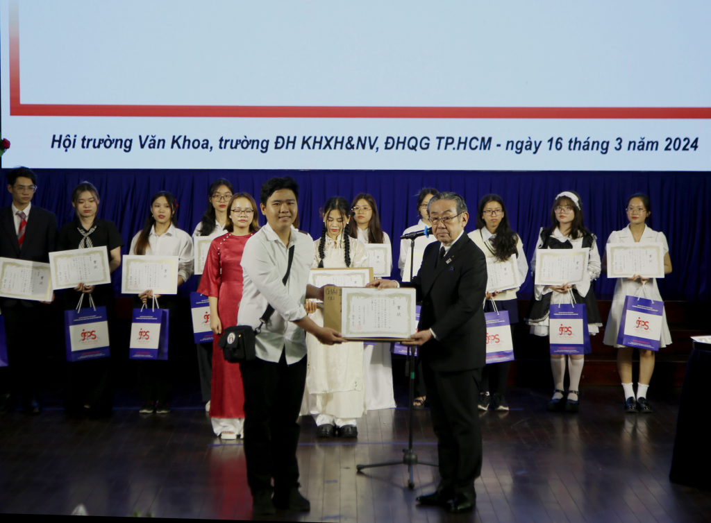 Trần Nguyễn Khánh Duy đạt danh hiệu Á quân với phần thi “Văn hóa đi xe buýt ở Nhật Bản và những điều Việt Nam ta nên học hỏi” - Ảnh: Ngọa Kỳ