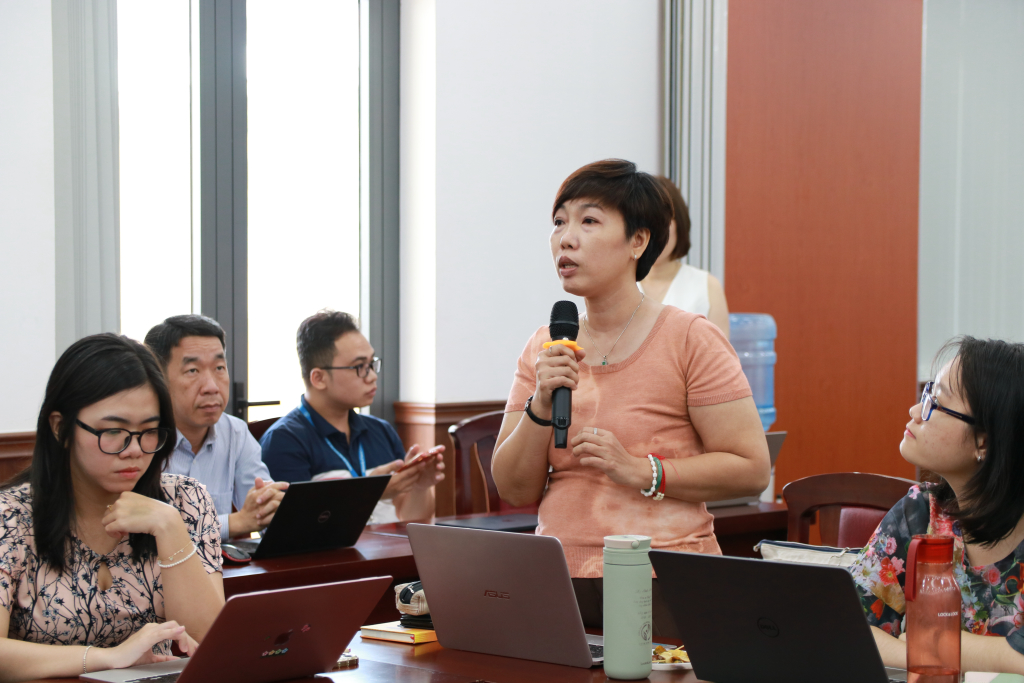 TS. Lý Bình Nhung trao đổi về các quy định với đối tượng tham gia nghiên cứu - Ảnh: Quỳnh Mai