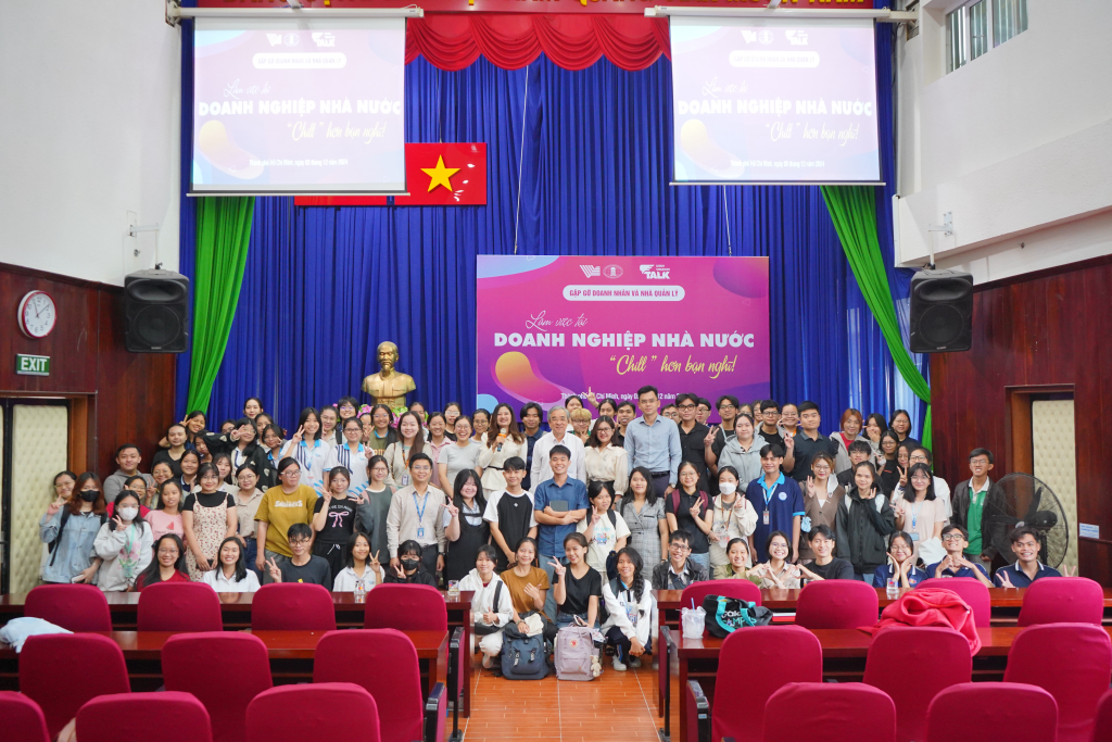 Người tham gia chụp ảnh kỷ niệm - Ảnh: Phạm Trí