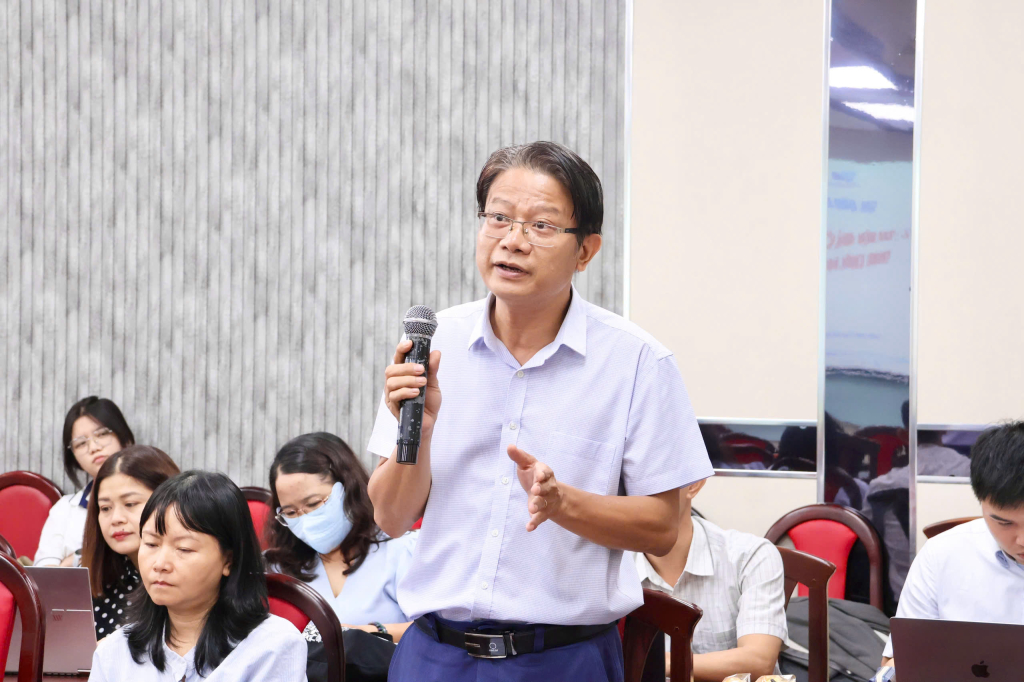 Các lãnh đạo, giảng viên và nghiên cứu sinh tham dự buổi tọa đàm đóng góp ý kiến - ẢNH: NHẬT VY