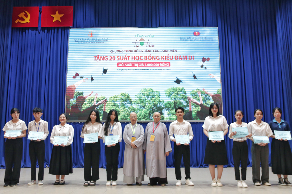 Trong 20 phần học bổng, có 10 suất dành cho sinh viên Trường ĐH KHXH&NV; 10 suất của sinh viên các Trường trong khối ĐHQG-HCM - Ảnh: Trịnh Minh Phương