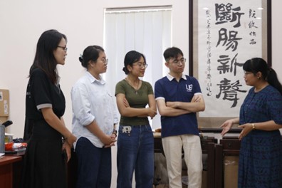 Nhóm sinh viên Trường Đại học Khoa học Tự nhiên, ĐHQG-HCM ghé thăm phòng Nghiên cứu Hán Nôm