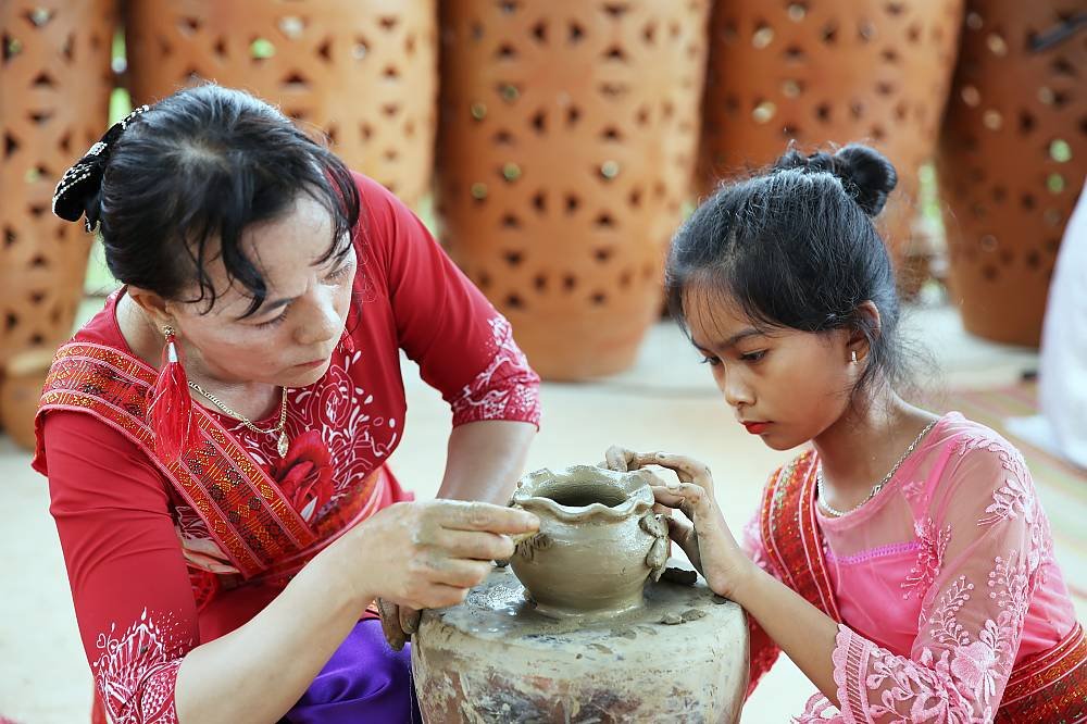 Nghệ thuật làm gốm của người Chăm được UNESCO ghi danh vào Danh sách di sản văn hóa phi vật thể cần bảo vệ khẩn cấp