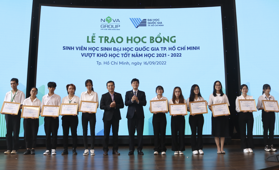 Sinh viên Xã hội học vinh dự nhận học bổng từ Tập đoàn NovaGroup