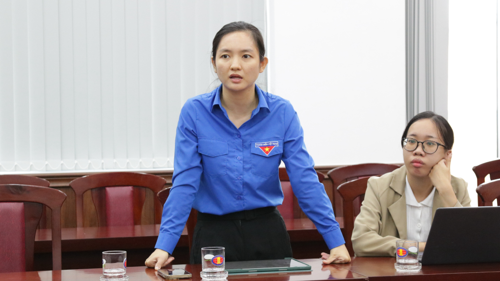 Đồng chí Phùng Thị Diệu Hương - Bí thư Ban Cán sự Đoàn - phát biểu kết thúc buổi làm việc - Ảnh: Phương Khanh 