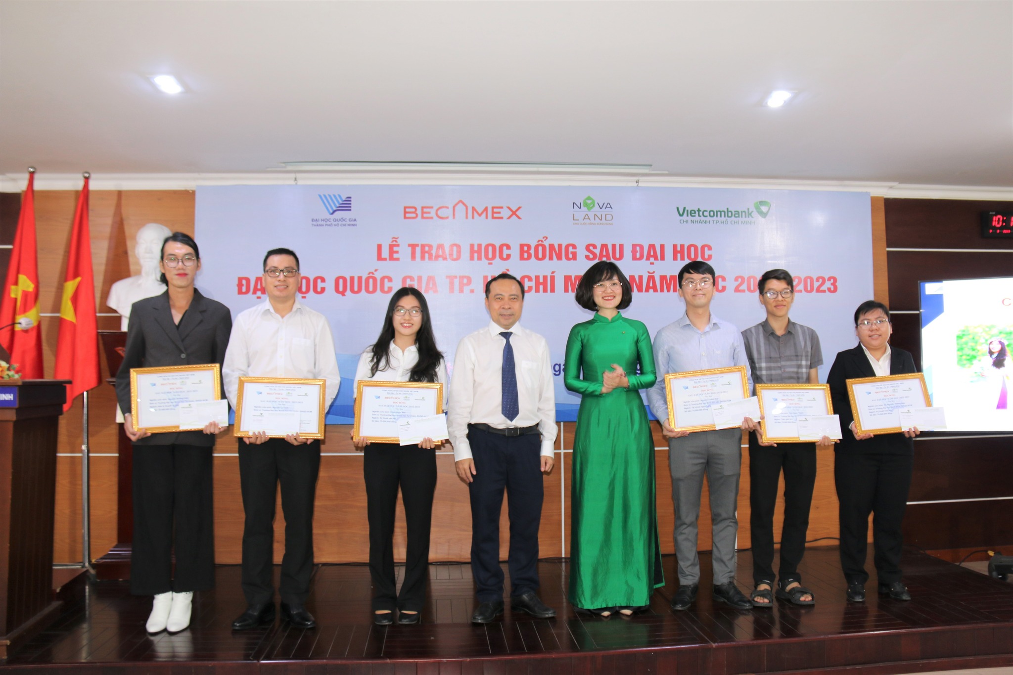 ĐHQG-HCM trao 1,5 tỷ đồng học bổng cho nghiên cứu sinh, học viên cao học