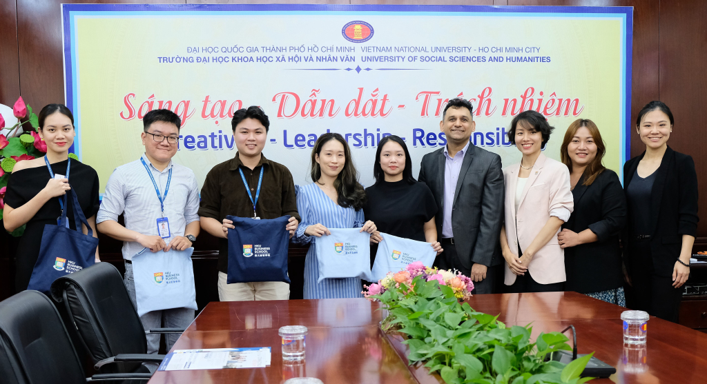 Kết thúc buổi làm việc là sự vui mừng, hân hoan của hai trường - Ảnh: Huyền Linh