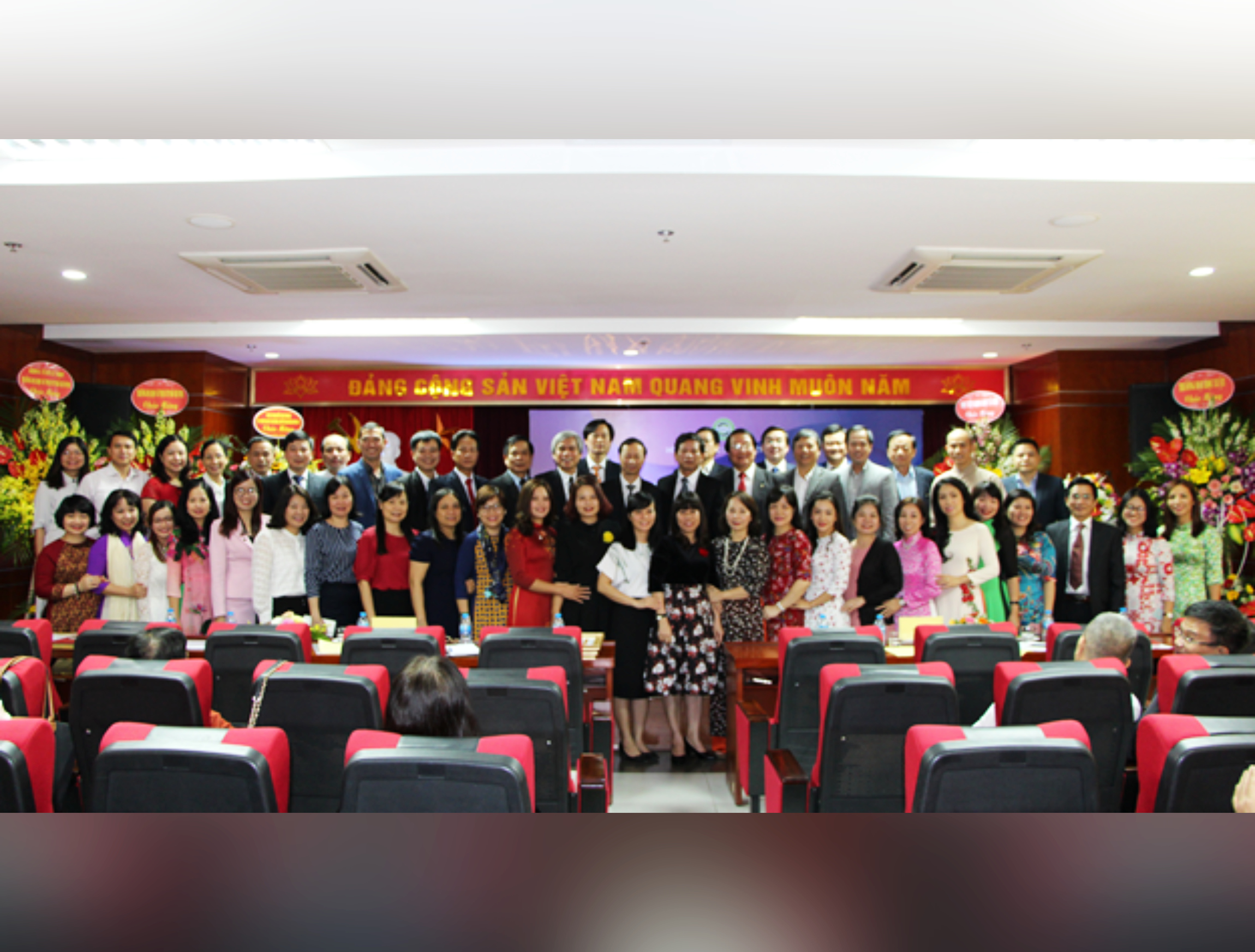 TS. Huỳnh Văn Chẩn - Trưởng khoa CTXH Trường ĐHKHXH-NV TPHCM giữ chức vụ Phó chủ tịch Hội Tâm lý học Xã hội Việt Nam, kiêm giám đốc Văn phòng Hội khu vực phía Nam nhiệm kỳ 2018 - 2023