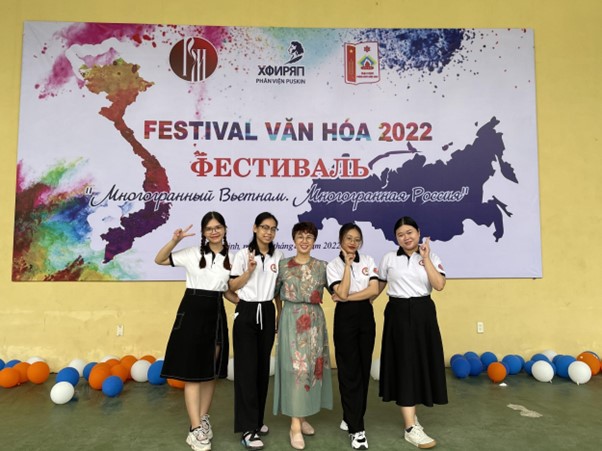 Sinh viên Khoa Ngữ văn Nga tham dự Festival văn hóa "Đa sắc màu Việt - Nga" năm 2022 tại Hòa Bình