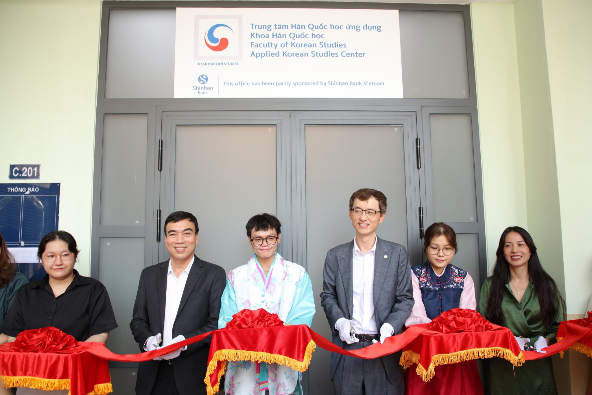 Khánh thành văn phòng Trung tâm Hàn Quốc học ứng dụng