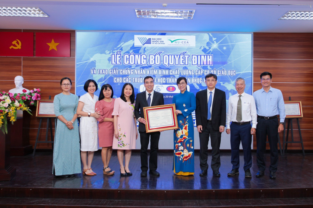 Trường ĐH KHXH&NV nhận Giấy Chứng nhận kiểm định chất lượng cấp cơ sở giáo dục (chu kỳ 2)