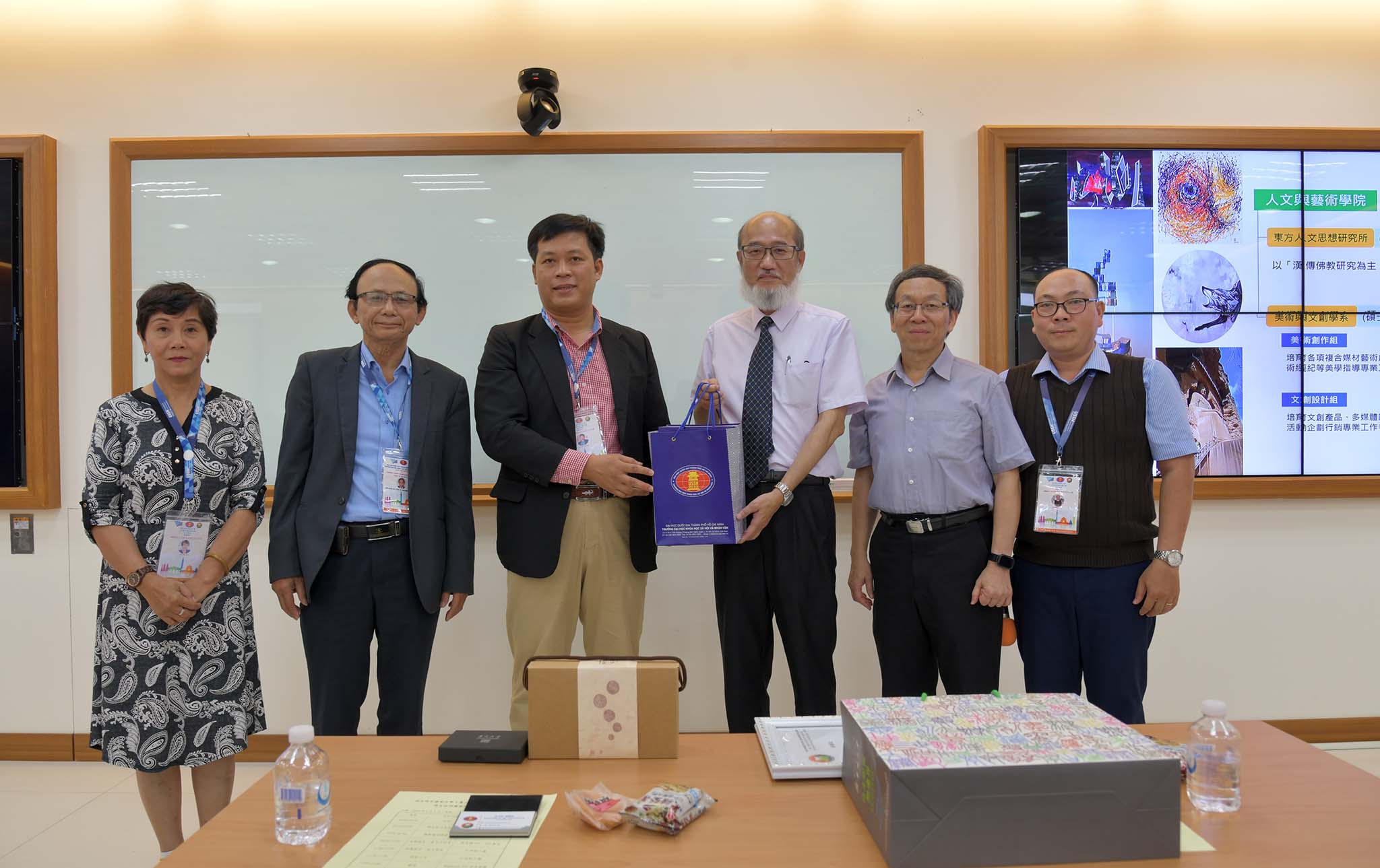 Giảng viên và học viên Khoa Văn hóa học tham quan, học tập tại trường Đại học Hoa Phạn (Đài Loan)
