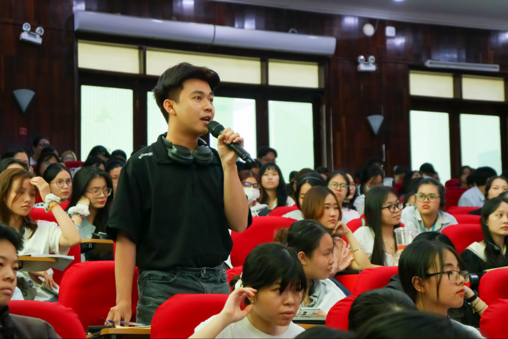Bạn Lê Phước Thịnh, sinh viên năm ba ngành Nhân học mong muốn nghe ý kiến từ cả năm vị diễn giả về câu hỏi của bản thân - Ảnh: THÚY QUỲNH