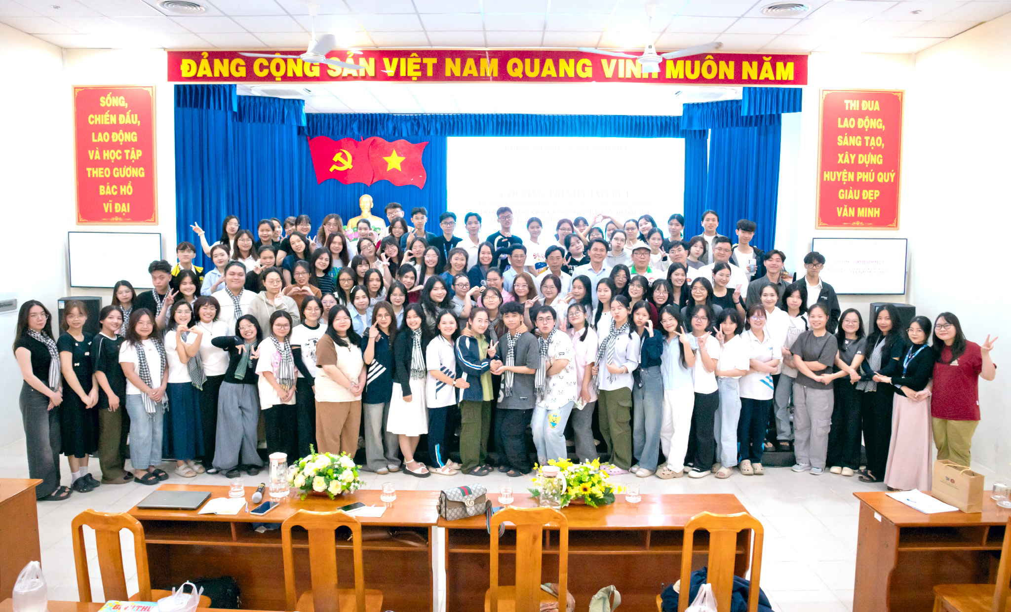 Đoàn giảng viên, sinh viên Khoa Văn hoá học, Trường ĐH KHXH&NV, ĐHQG-HCM giao lưu với UBND Huyện đảo Phú Quý – Bình Thuận nhân chuyến thực tập chuyên môn tại địa phương
