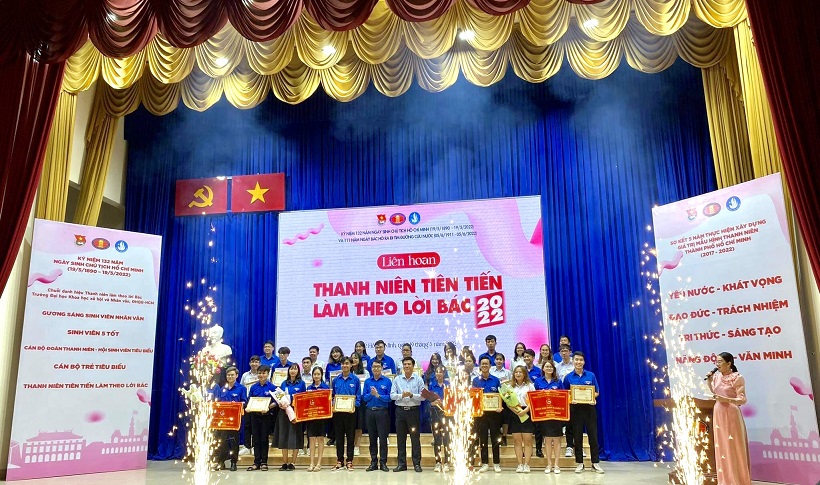 Tuyên dương Đoàn khoa Văn học nhận giấy khen danh hiệu “Tập thể làm theo lời Bác” năm 2022