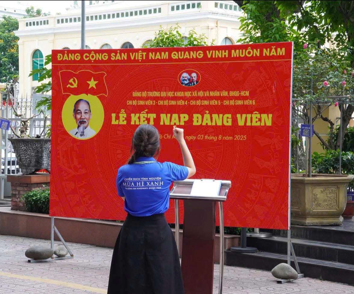SINH VIÊN KHOA LƯU TRỮ HỌC - QUẢN TRỊ VĂN PHÒNG ĐƯỢC KẾT NẠP VÀO ĐẢNG CỘNG SẢN VIỆT NAM THÁNG 8 NĂM 2025
