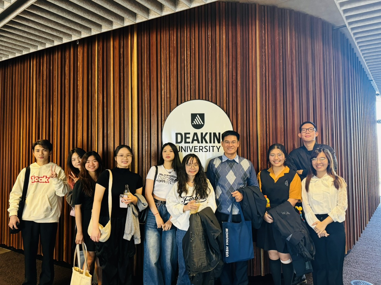 Representative of the Center for International Education visits Deakin University