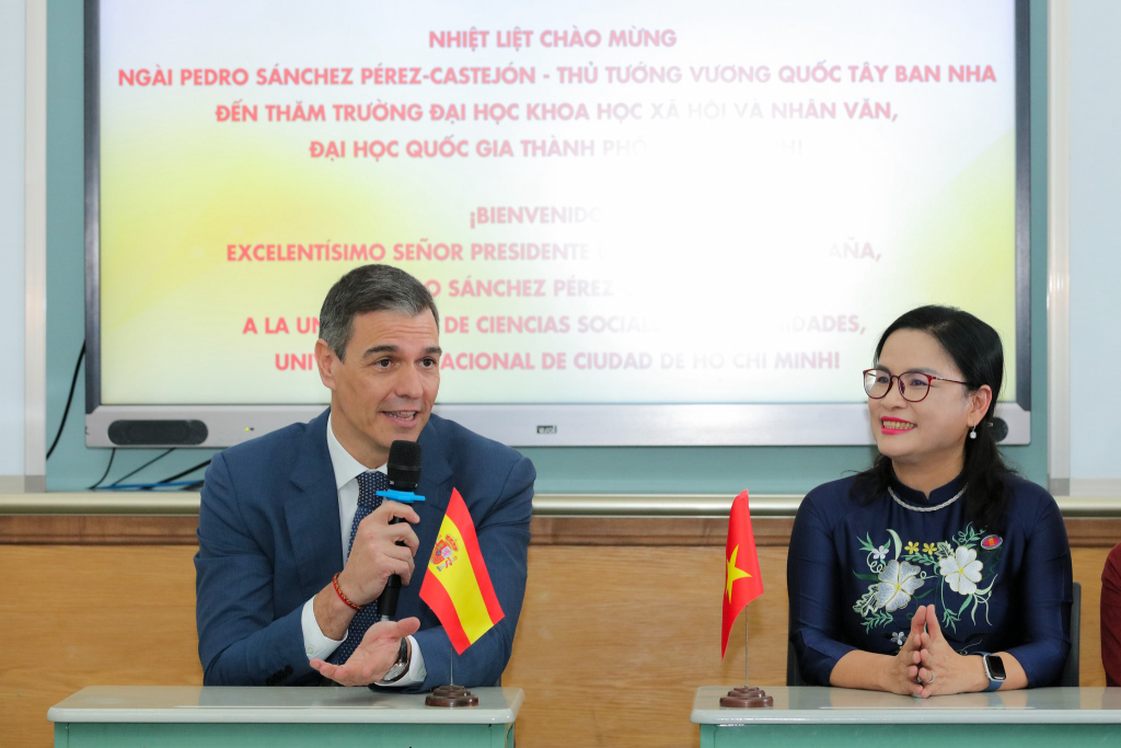 Hãy lấy ước mơ làm động lực để chinh phục mục tiêu: Thủ tướng Tây Ban Nha truyền cảm hứng cho tuổi trẻ Nhân văn