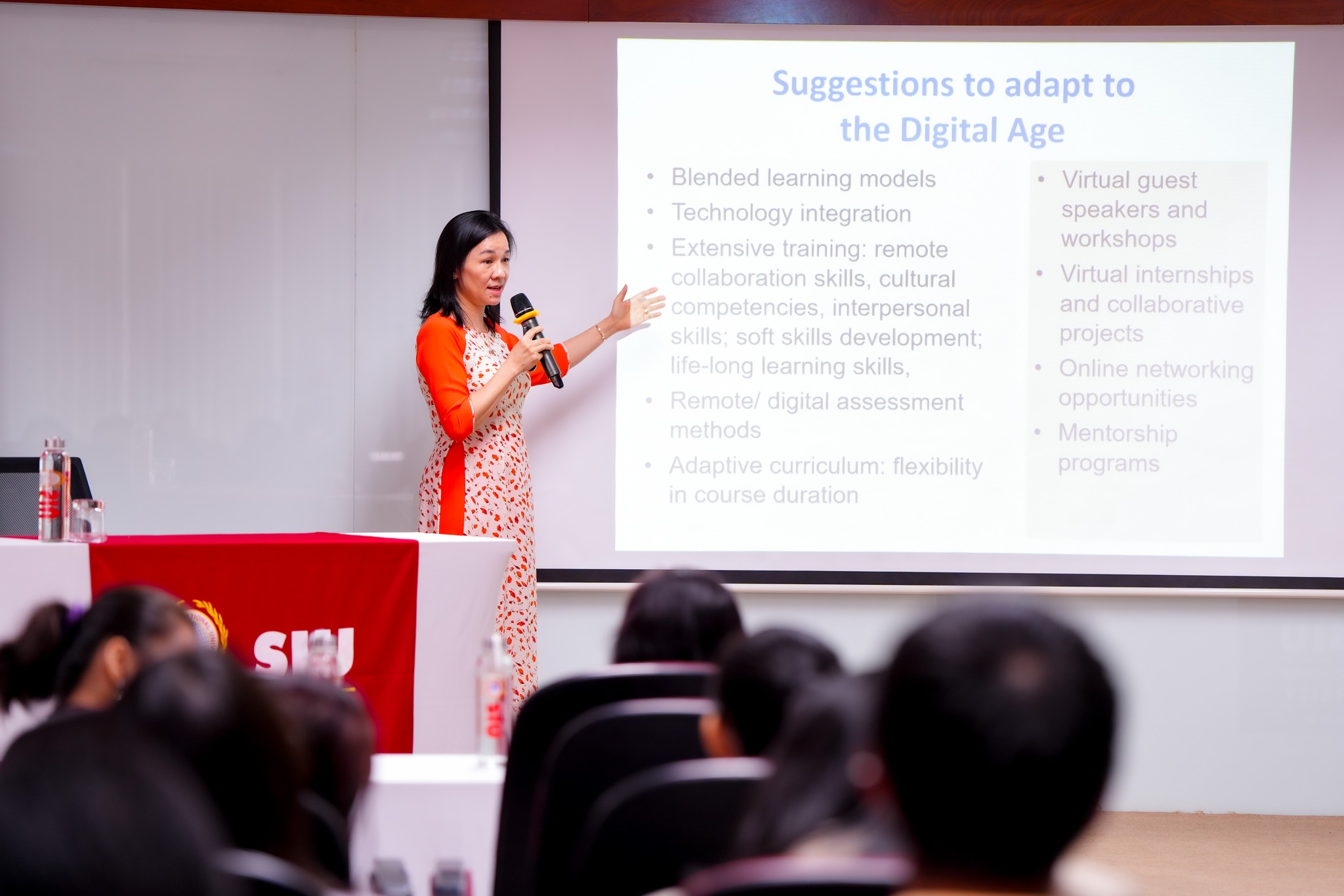 TS. NGUYỄN THỊ NHƯ NGỌC TRÌNH BÀY TẠI TỌA ĐÀM KHÁM PHÁ BÍ MẬT CỦA NGÀNH BIÊN PHIÊN DỊCH TRONG THỜI ĐẠI SỐ