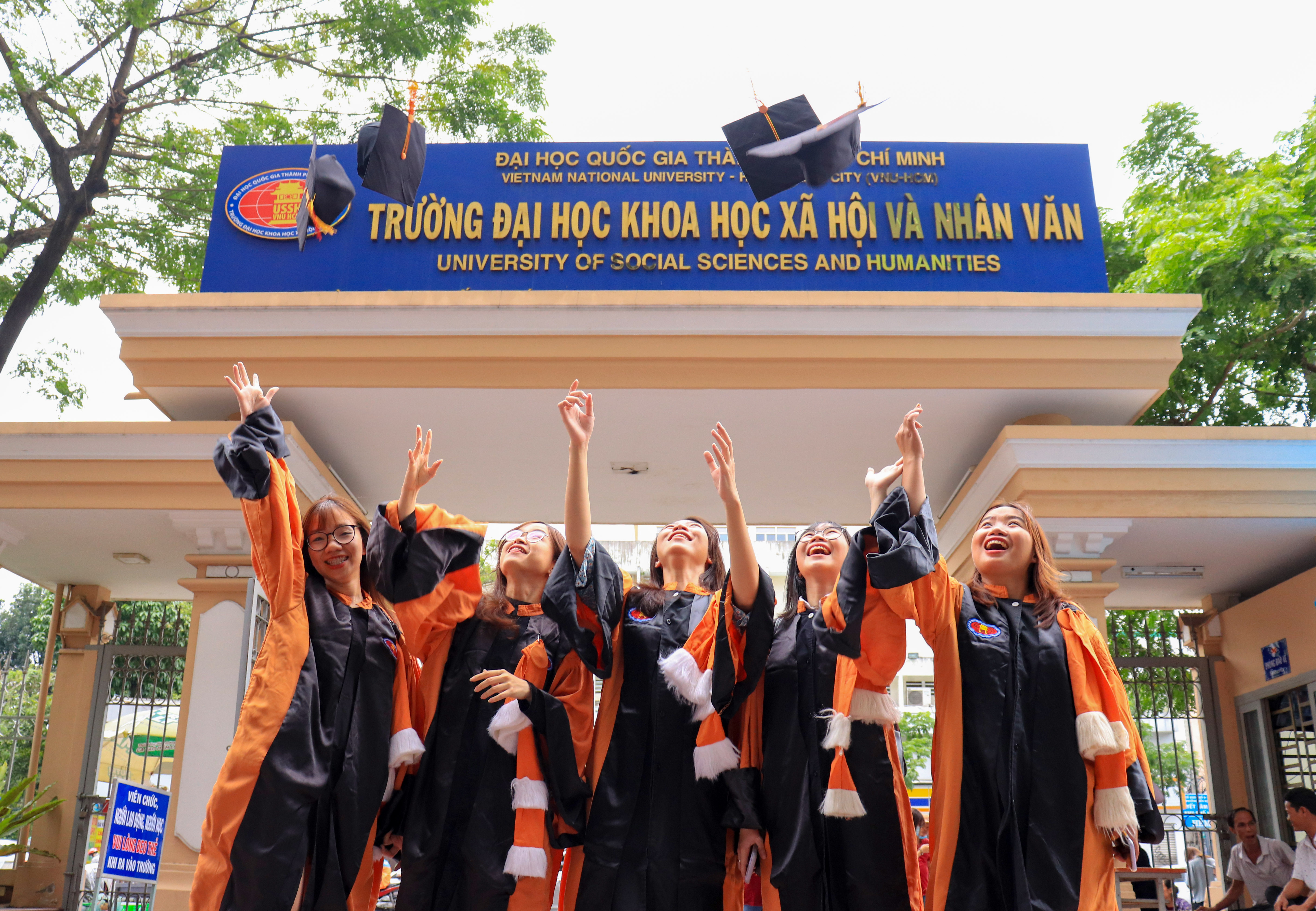 Bồi hồi trong ngày tốt nghiệp cuối năm 2020