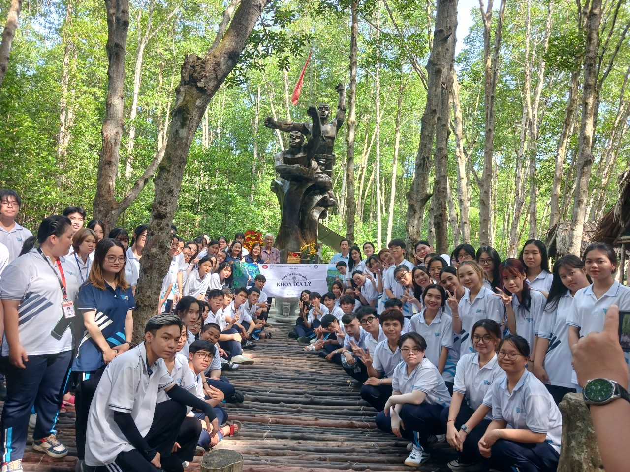 THEO CHÂN VĂN KHOA USSH TRÊN HÀNH TRÌNH VỀ NGUỒN - CHIẾN KHU RỪNG SÁC