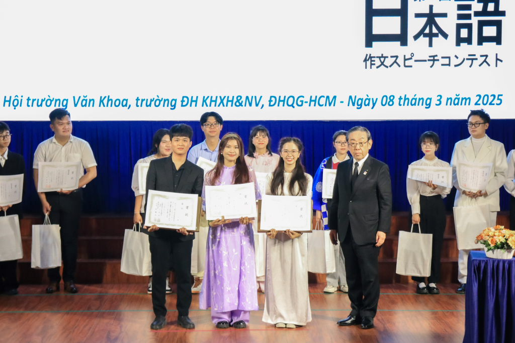 Giải nhất thuộc về bạn Tịnh Thi (đứng giữa), giải nhì thuộc về bạn Ngọc Bảo (bên trái), giải ba thuộc về bạn Thảo Nhi (bên phải) - Ảnh: ĐỖ TRANG