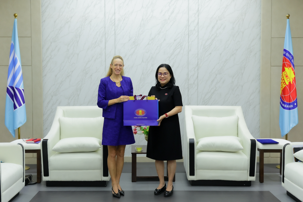 Bà Alessandra Tognonato sẽ cùng Nhà trường tổ chức nhiều hoạt động thiết thực dành cho sinh viên - Ảnh: LÝ NGUYÊN