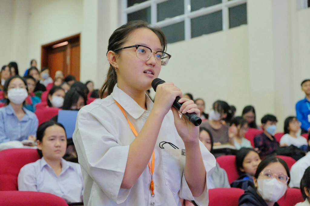 Bạn Tô Trúc Quỳnh đặt câu hỏi cho Nhà trường - Ảnh: Huyền Linh