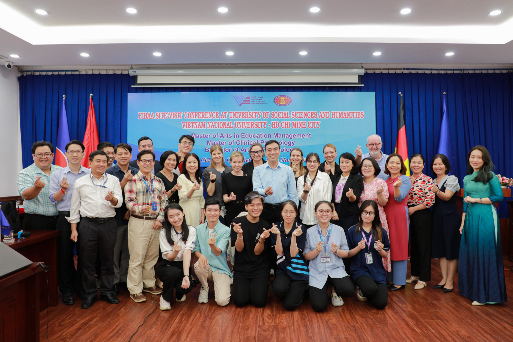 Toàn thể người tham dự chụp ảnh lưu niệm - Ảnh: Lý Nguyên