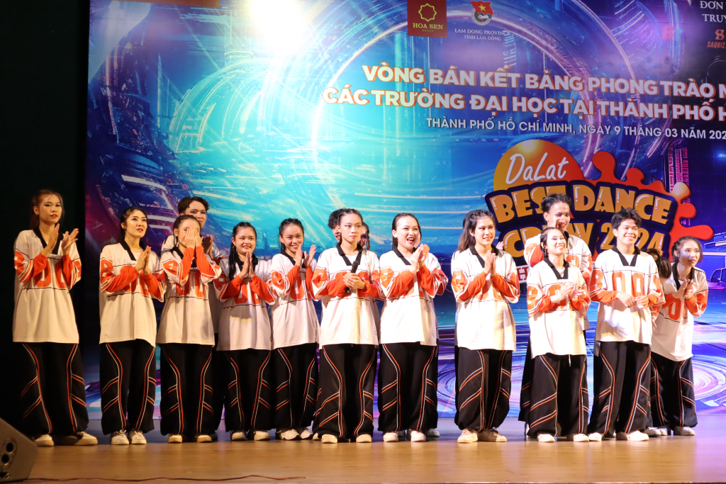 Cảm xúc vui mừng xen lẫn xúc động của các thành viên Big Boom Dance Team - Ảnh: Nhật Ánh