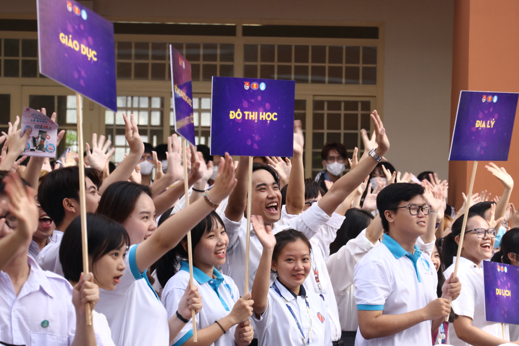 Sinh viên phấn khích khi được gặp Hoa hậu Mai Phương - Ảnh: CLB Truyền thông Info Plus