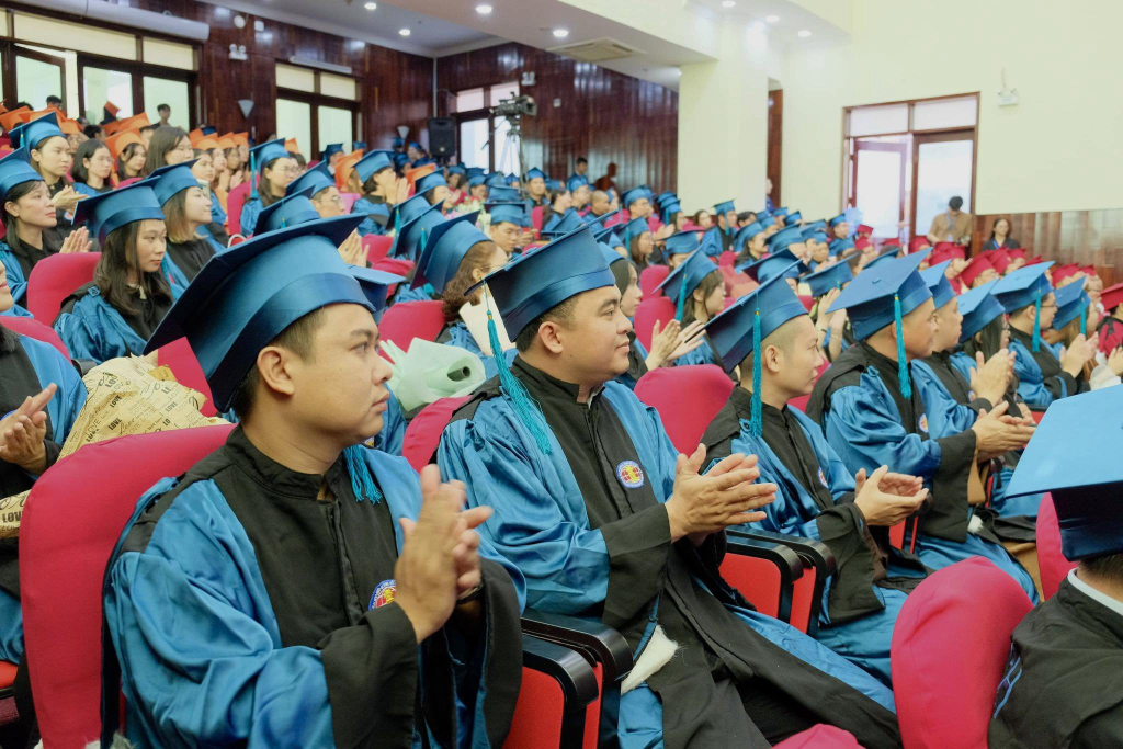 Các tân Thạc sĩ phấn khởi trong Lễ trao bằng tốt nghiệp - Ảnh: Khánh Chi