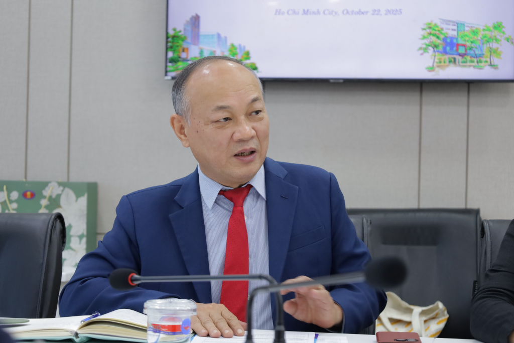 TS. Phan Thanh Định chia sẻ về quá trình xây dựng và phát triển của Nhà trường trong lĩnh vực khoa học xã hội và nhân văn  - Ảnh: QUỲNH NHƯ