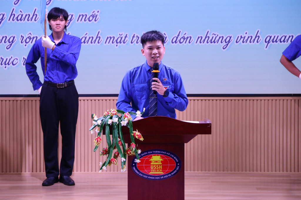 Đ/c Nguyễn Huỳnh Minh Phúc bày tỏ lòng biết ơn sâu sắc đến hành trình "giữ lửa và truyền lửa" của các thế hệ cán bộ Đoàn - Hội Nhà trường qua các thời kỳ - Ảnh: ĐỨC ÂN