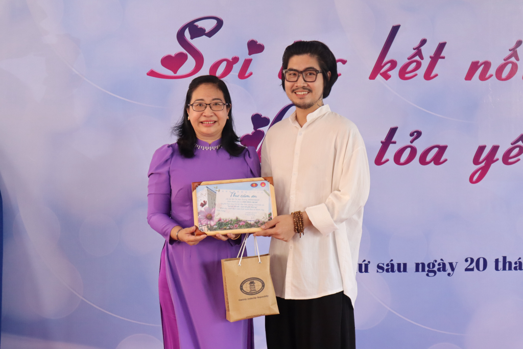 Ông Vũ Mạnh Dũng nhận Thư cảm ơn từ TS. Lê Thị Ngọc Điệp - Ảnh: Phương Khanh 