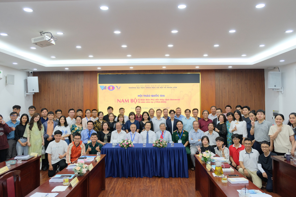 Ban Tổ chức và người tham dự chụp ảnh kỷ niệm tại Hội thảo - Huyền Linh