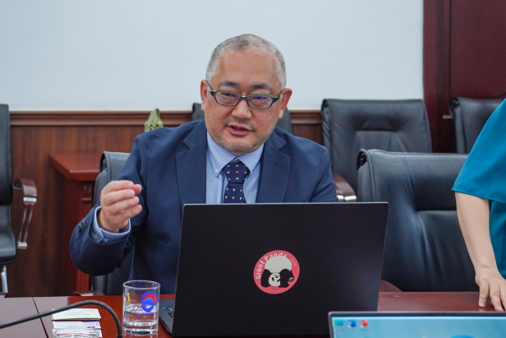 GS. Hiroki Yoshida trao đổi về chương trình song ngữ Anh - Nhật phù hợp năng lực giảng dạy của Đại học Kanto Gakuin - Ảnh: KHÁNH MY