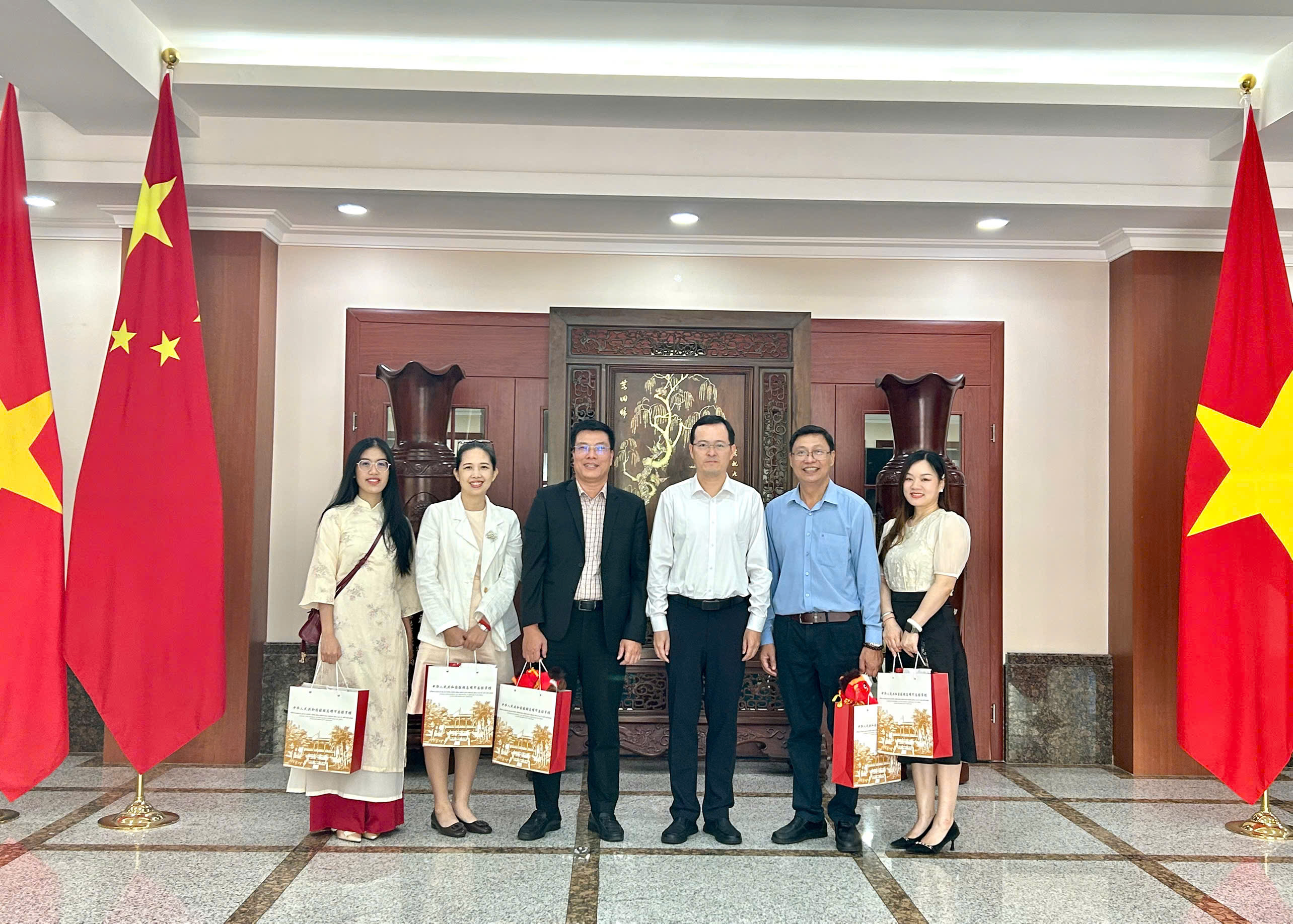 BAN CHỦ NHIỆM KHOA ĐÔNG PHƯƠNG HỌC – NHẬT BẢN HỌC THĂM VÀ CHÚC TẾT CÁC ĐỐI TÁC NHÂN DỊP XUÂN BÍNH NGỌ 2026