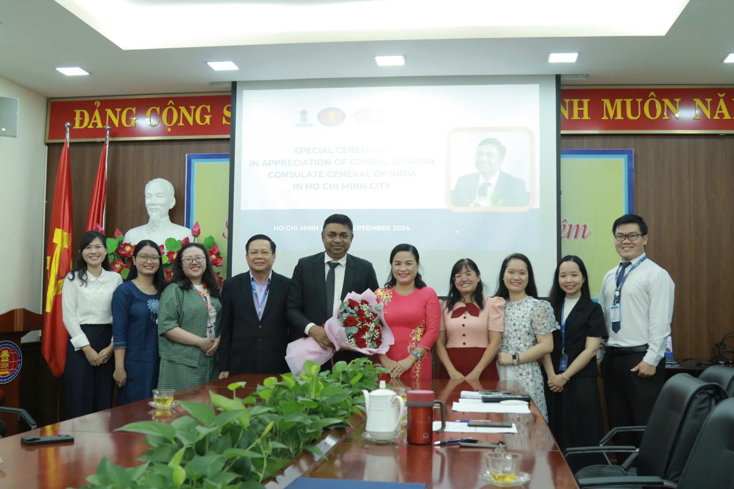 Lễ trao thư cảm ơn và kỷ niệm chương cho Ngài Madan Mohan Sethi, Tổng lãnh sự, Tổng lãnh sự quán Ấn Độ tại thành phố Hồ Chí Minh (Special Ceremony in Appreciation of Consul General, Consulate General of India in Ho Chi Minh City)