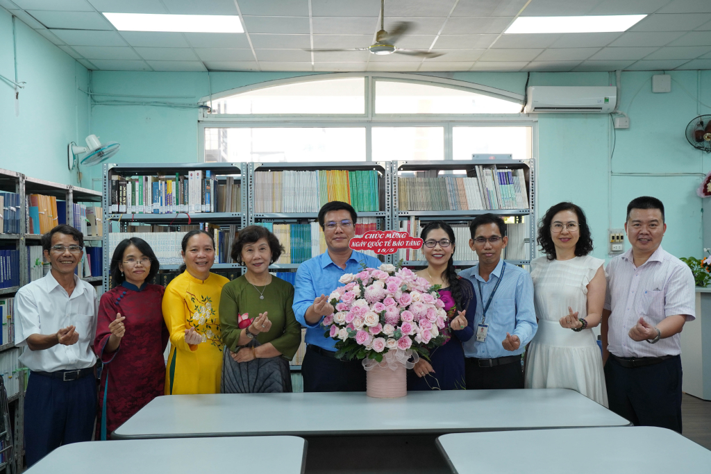 Lãnh đạo Trường chúc mừng Trung tâm Thông tin, Thư viện và Bảo tàng nhân Ngày Quốc tế Bảo tàng 18/5