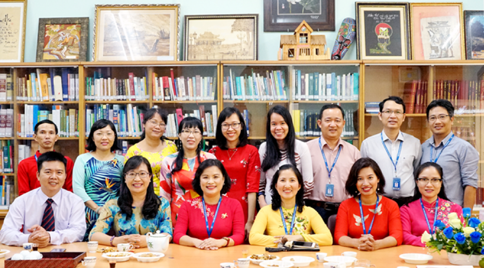 PGS.TS. Ngô Thị Phương Lan – Hiệu trưởng nhà trường, thăm và chúc mừng năm mới Khoa Văn hóa học